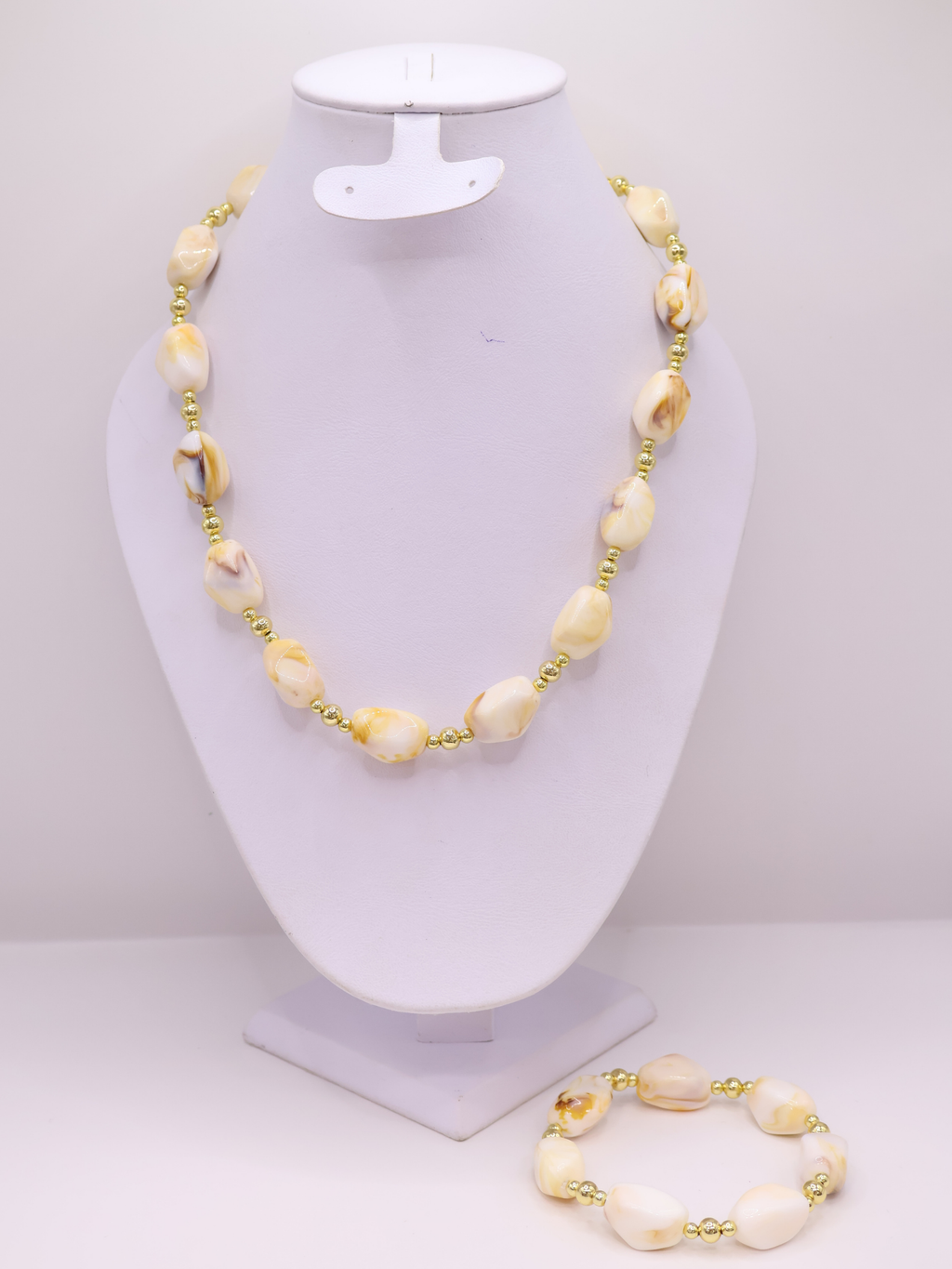 COLLAR 136