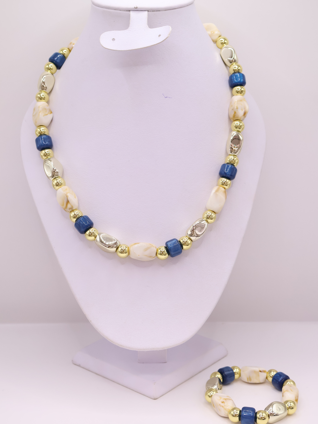 COLLAR 137
